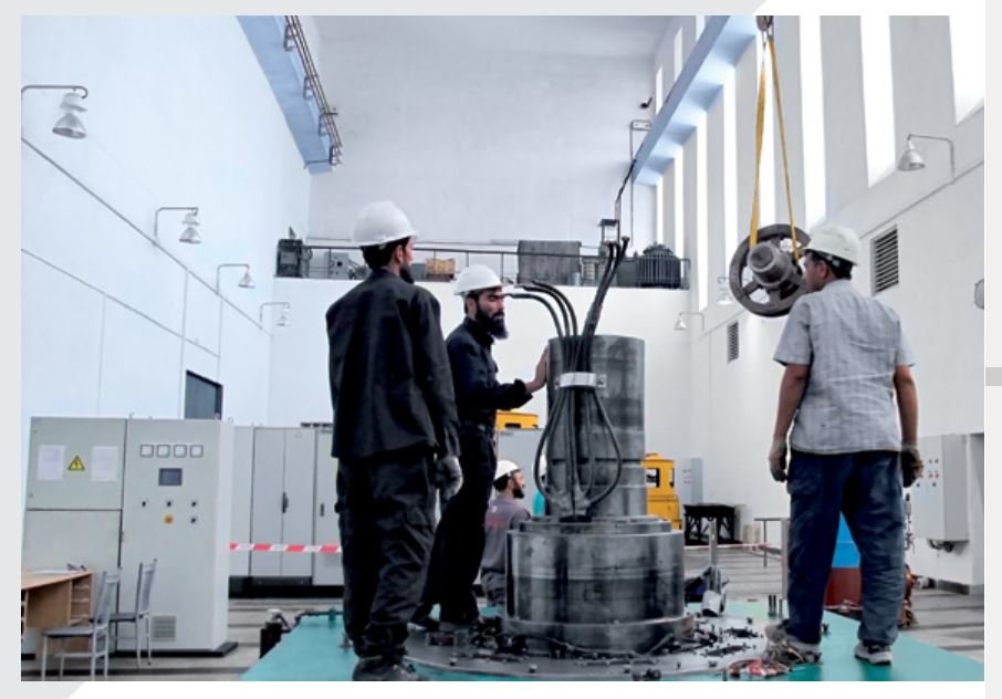 EPT specialists installing and adjusting a large industrial turbine unit